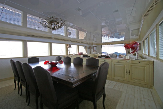 M&M - Main Salon